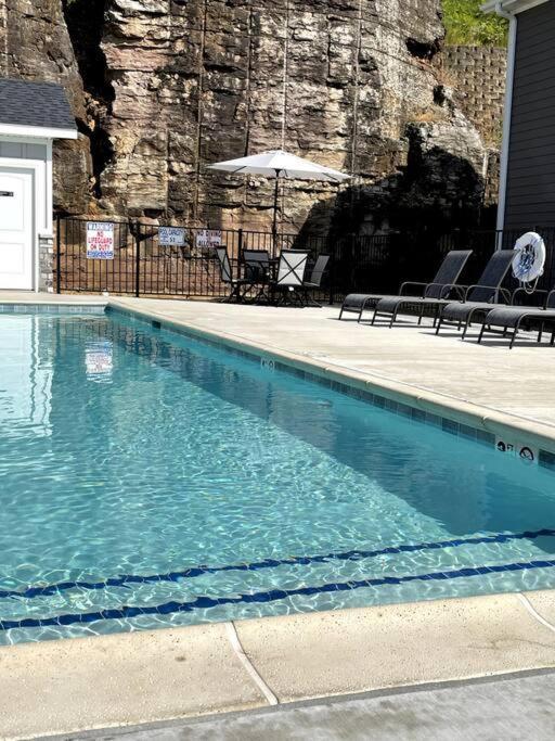 Branson's Newest Gem: View Condo,patio & Pool