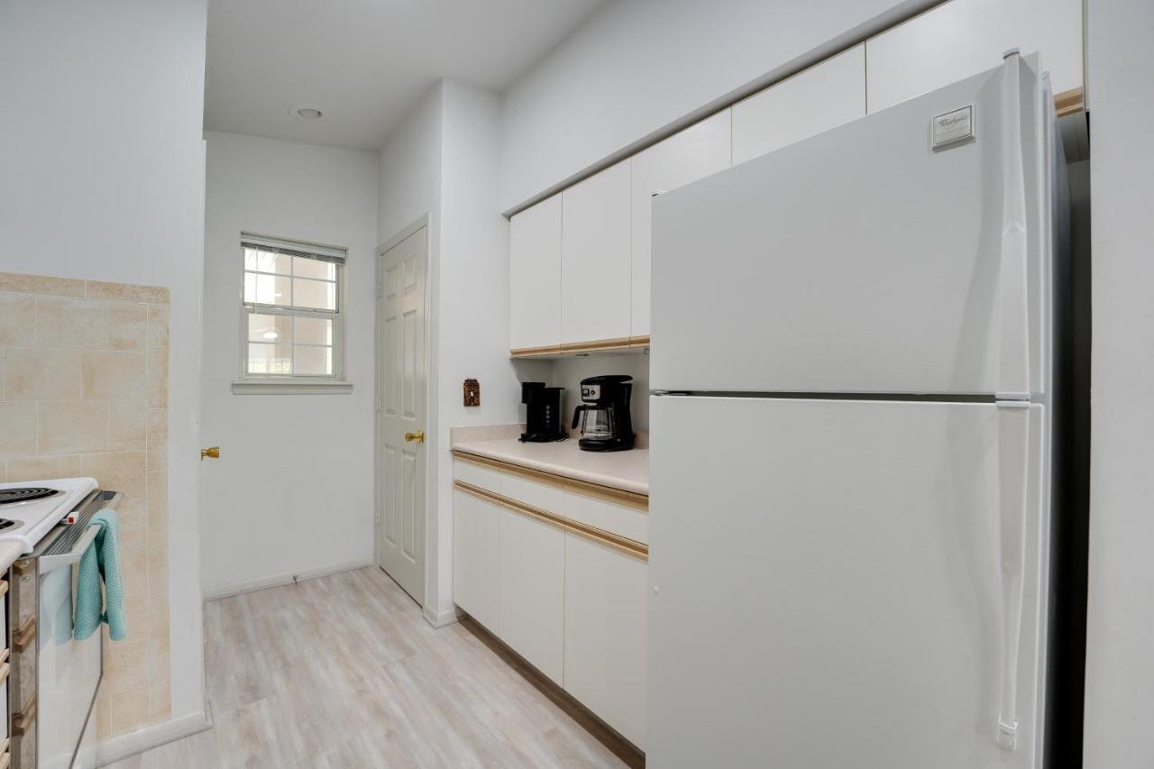 Hills With Balcony And Pool Access Apartment *