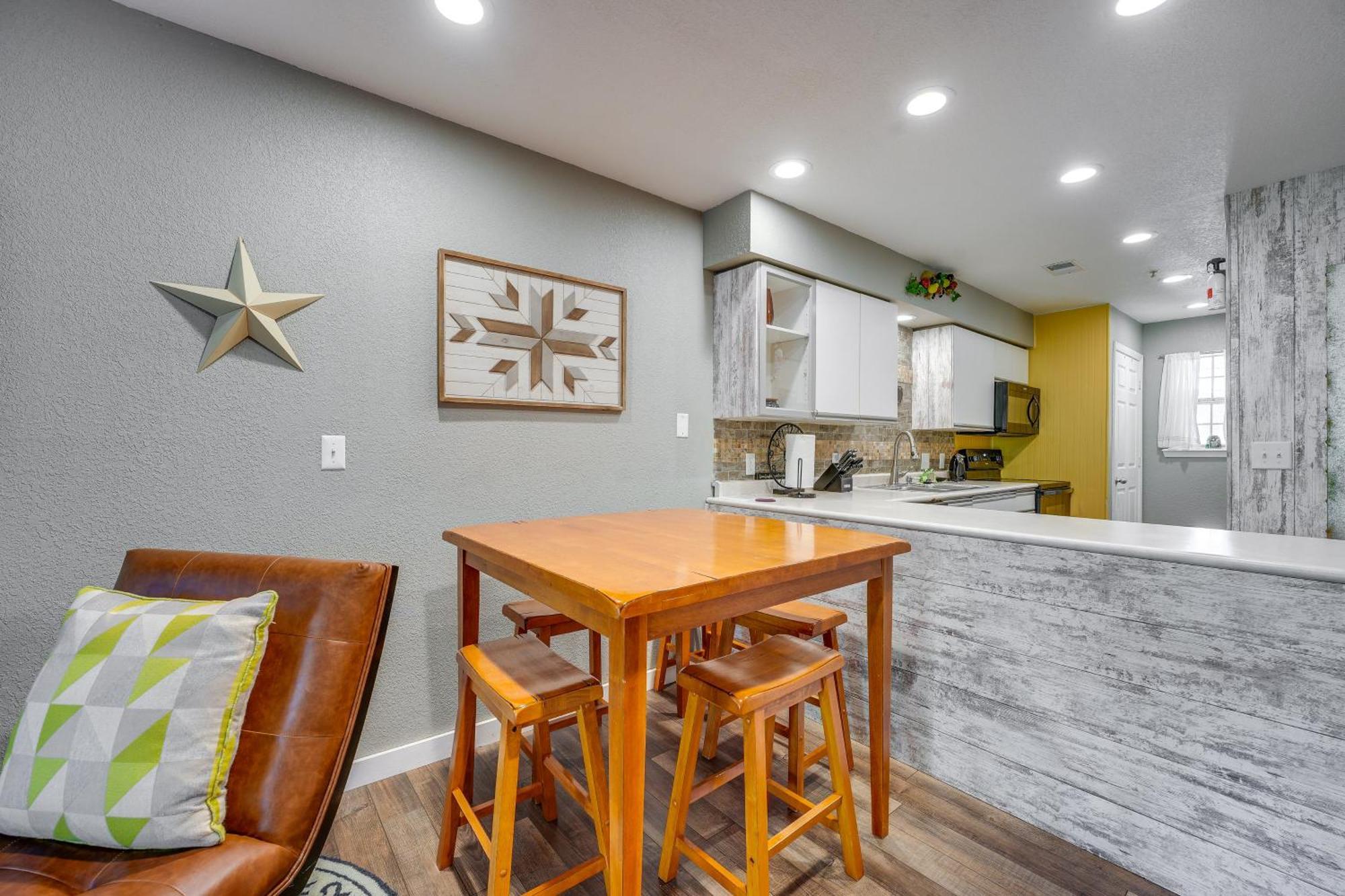 Ideally Located 3 Miles To Downtown! Apartment Branson