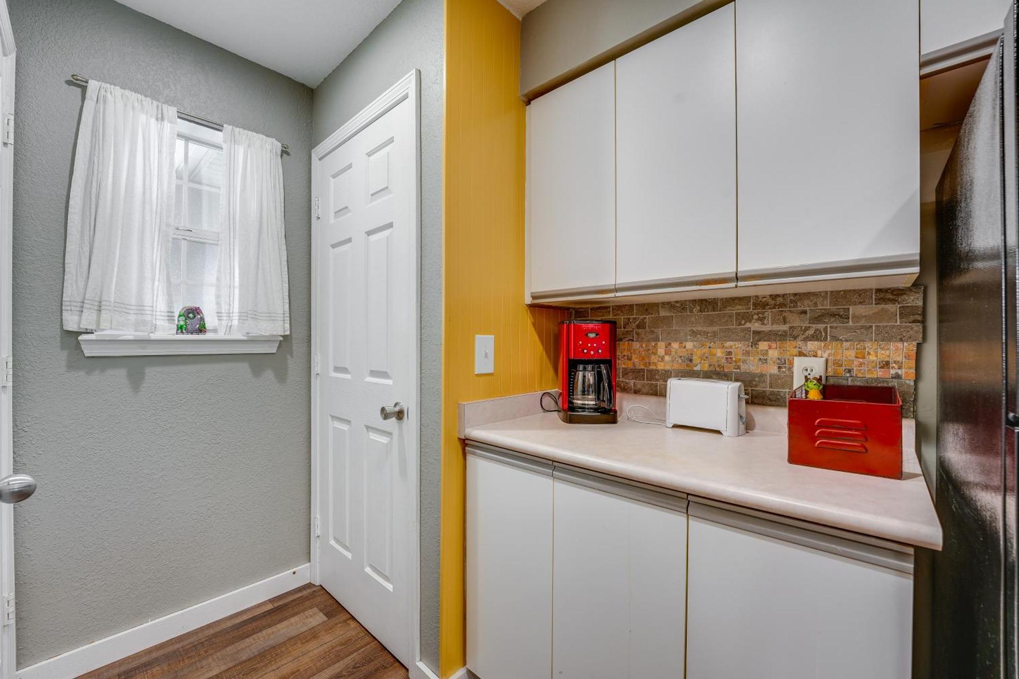 Ideally Located 3 Miles To Downtown! Apartment *