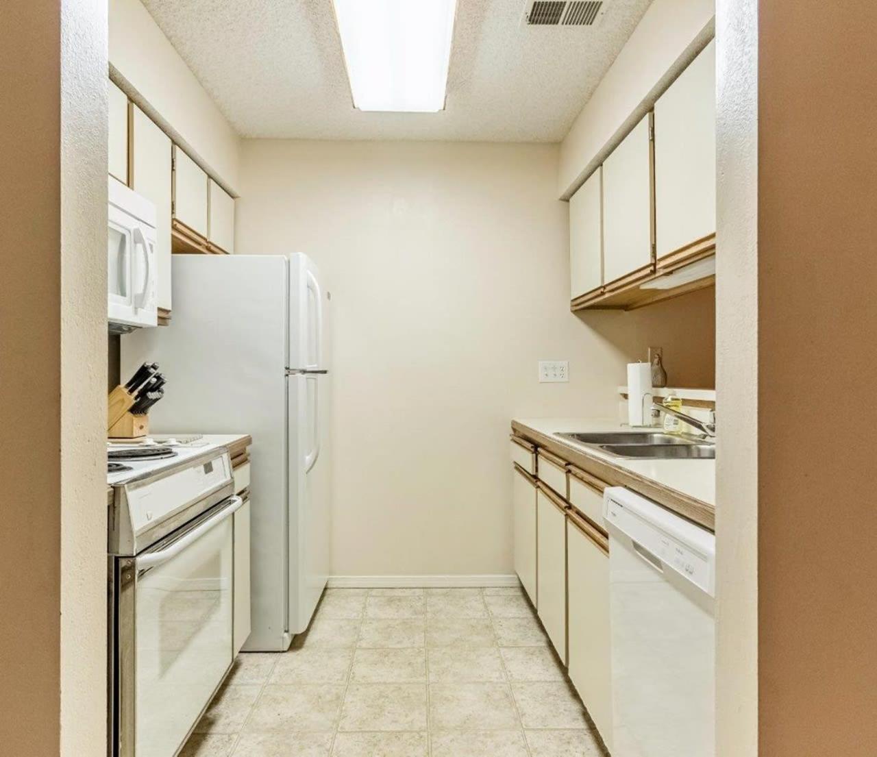 Apartment At Pointe Royale With Indoor Pool And Hot Tub Walking Distance To Clubhouse *