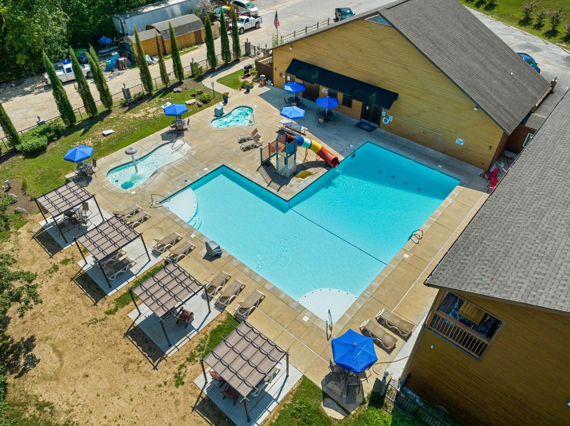 Xbox Hot Tub Gameroom 1 Mi Silver Dollar Community Indoor Pool Holiday home Branson