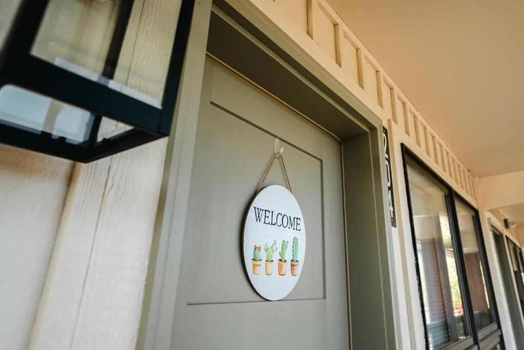 Apartment Pet Friendly Boho With Pool--fitness Center--next To The Landing--close To Convention Center And Kanakuk