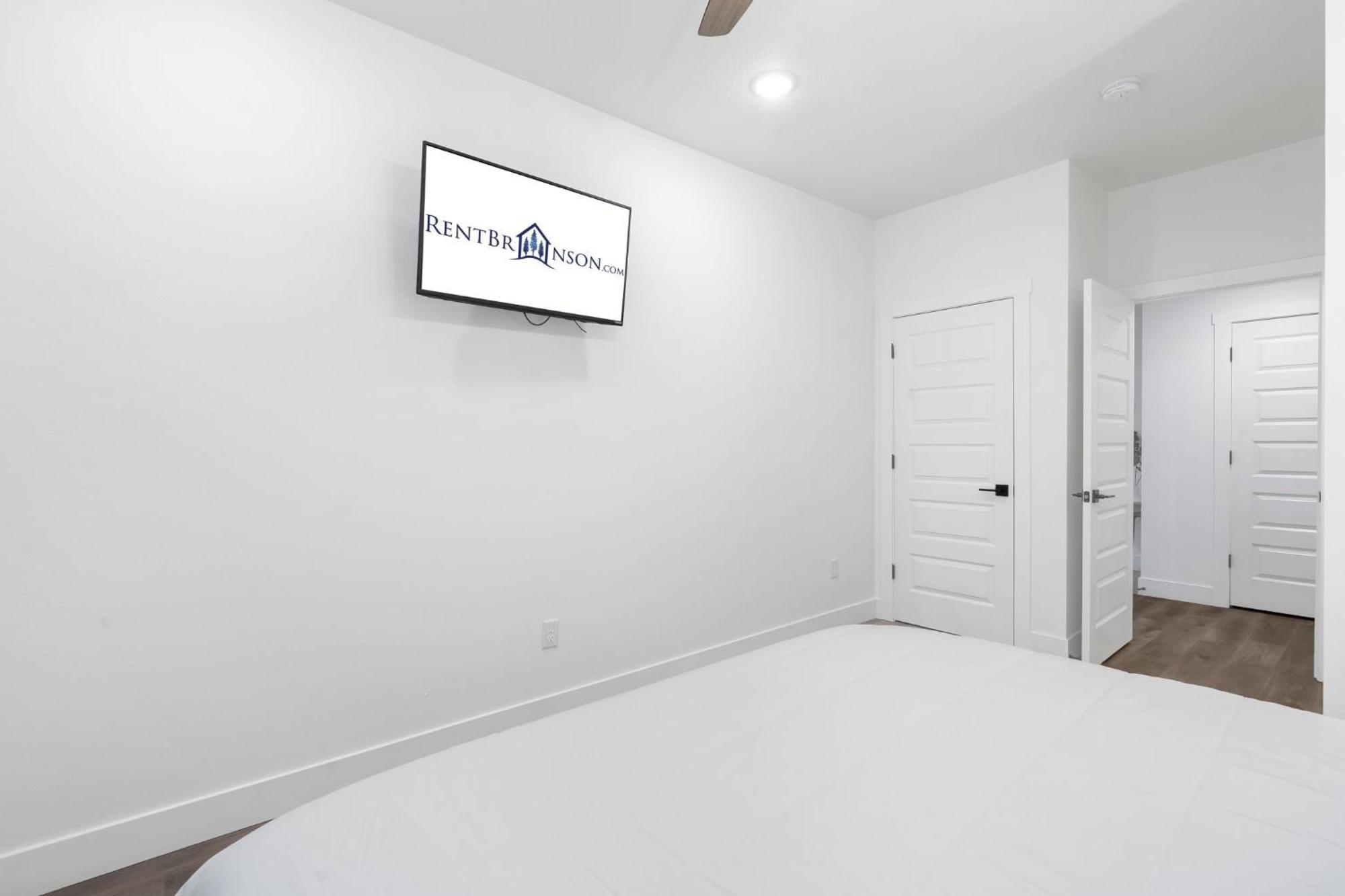 Gorgeous Views, $400 Daily Local Activities, Community Amenities, Near Sdc! Holiday home