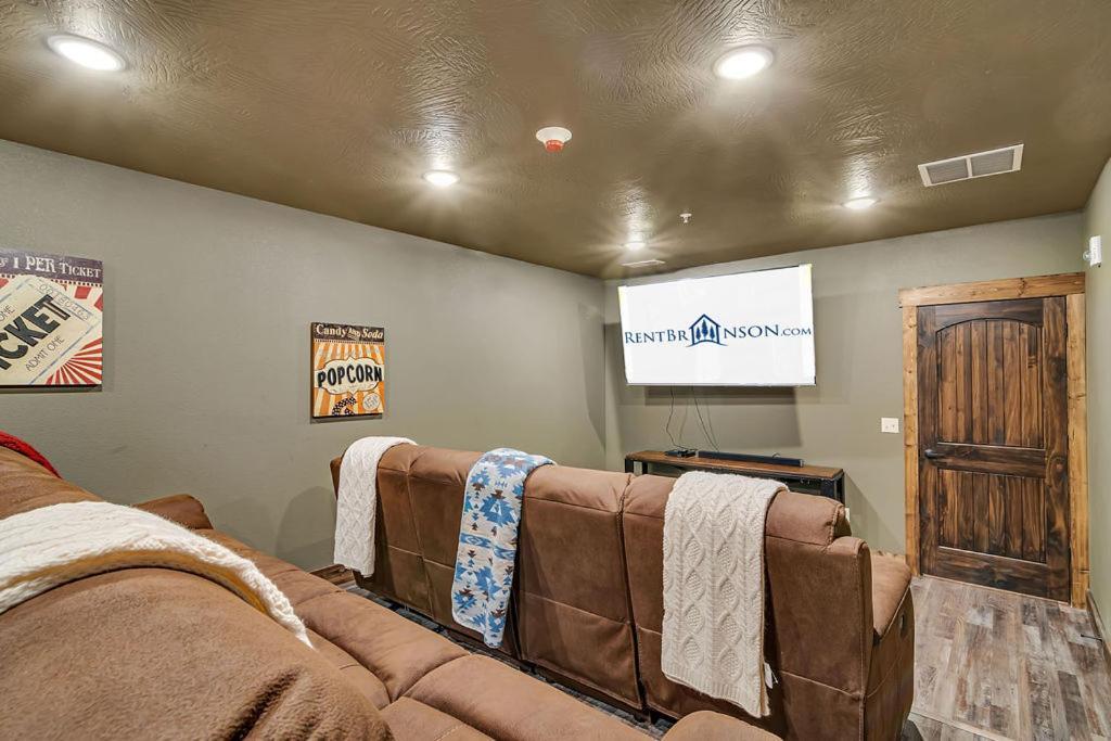 Pvt Indoor Pool-basketball Court-theatre & Hot Tub-games-sleeps 46-table Rock View-free Tickets *