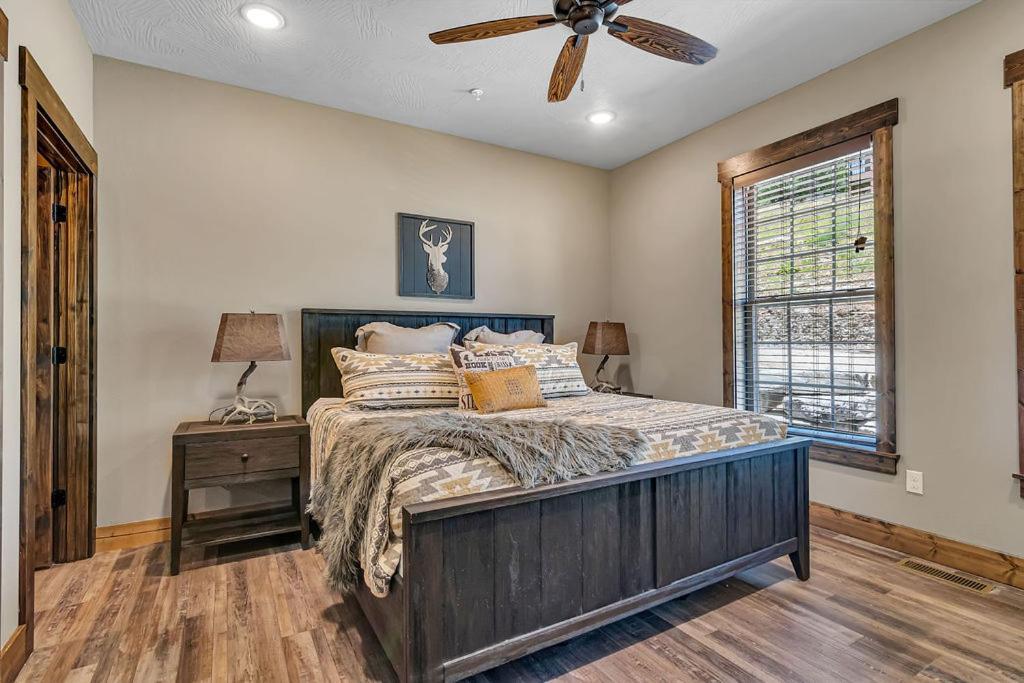 Pvt Indoor Pool-basketball Court-theatre & Hot Tub-games-sleeps 46-table Rock View-free Tickets Branson