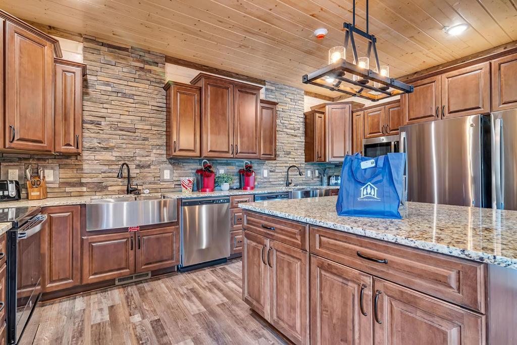 Pvt Indoor Pool-basketball Court-theatre & Hot Tub-games-sleeps 46-table Rock View-free Tickets Branson