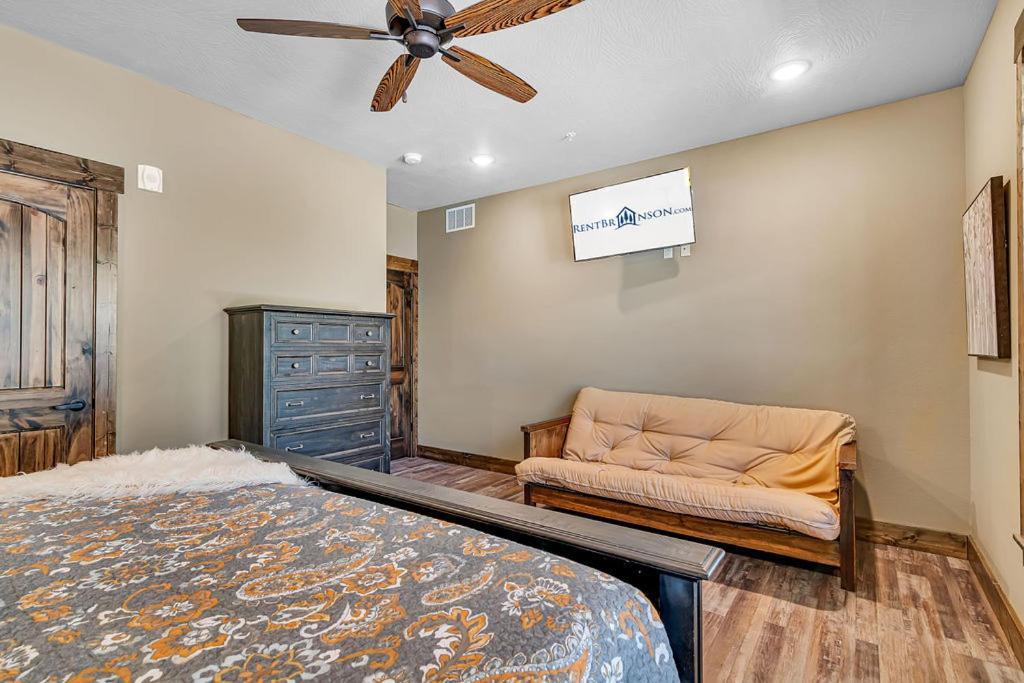 Holiday home Pvt Indoor Pool-basketball Court-theatre & Hot Tub-games-sleeps 46-table Rock View-free Tickets *