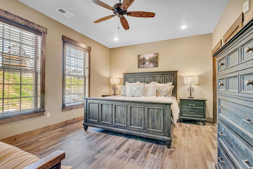 Pvt Indoor Pool-basketball Court-theatre & Hot Tub-games-sleeps 46-table Rock View-free Tickets Holiday home *
