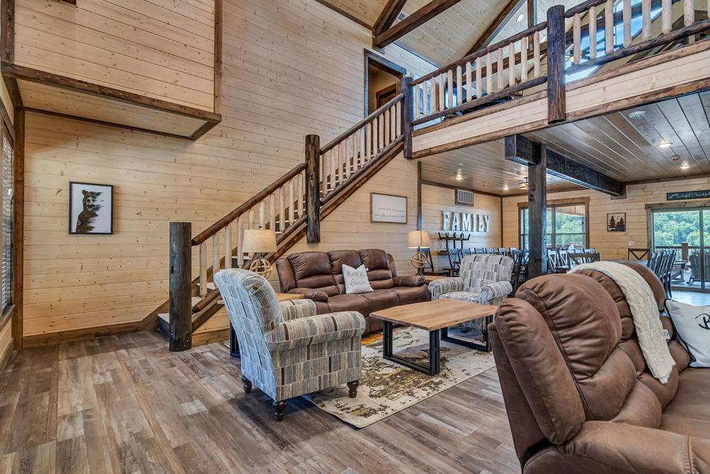 Pvt Indoor Pool-basketball Court-theatre & Hot Tub-games-sleeps 46-table Rock View-free Tickets Holiday home Branson