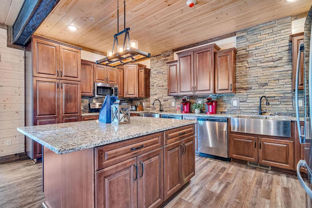 Holiday home Pvt Indoor Pool-basketball Court-theatre & Hot Tub-games-sleeps 46-table Rock View-free Tickets