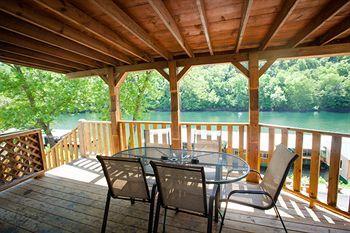 Hotel Lilleys' Landing & Marina