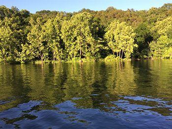 Hotel Lilleys' Landing & Marina 2*