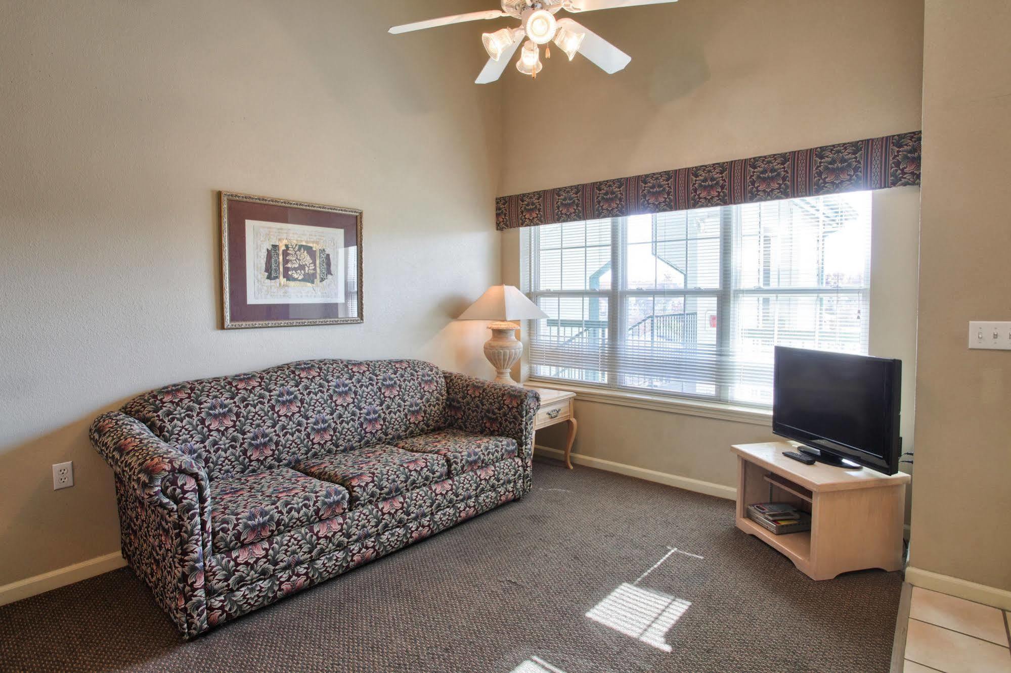 Resort Surrey's Carriage Place 3*