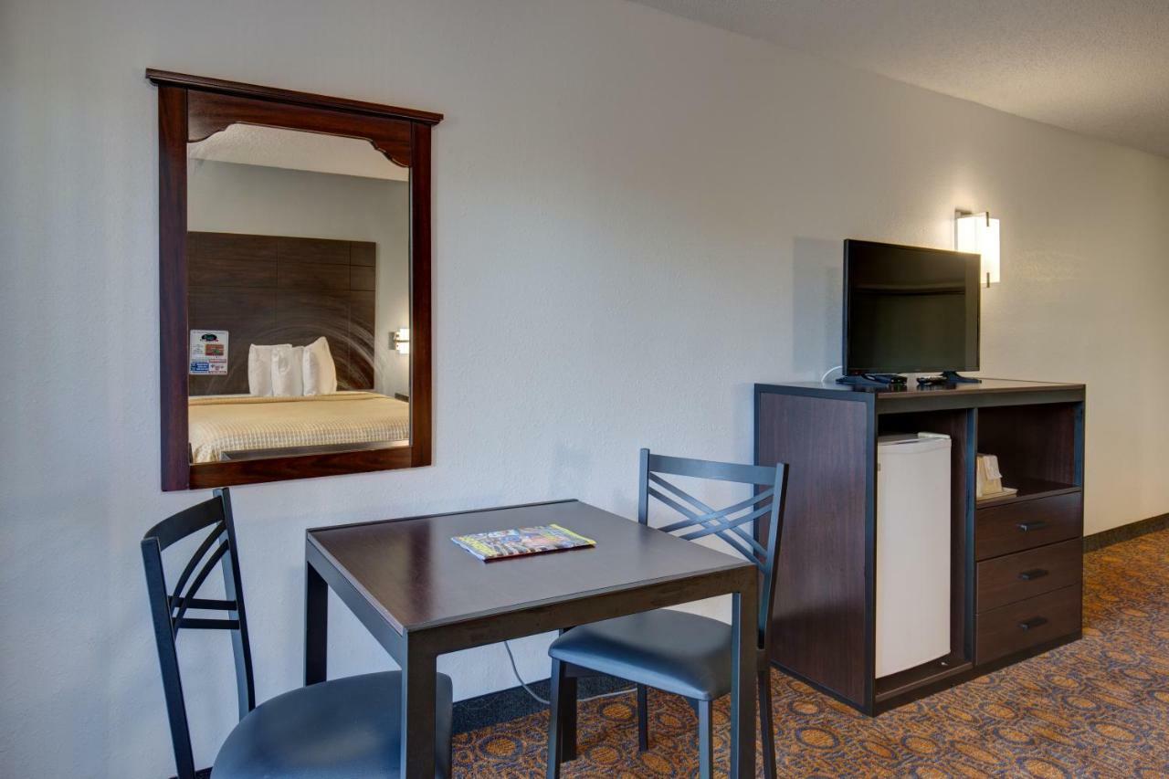 Howard Johnson By Wyndham Theatre District Hotel 2*